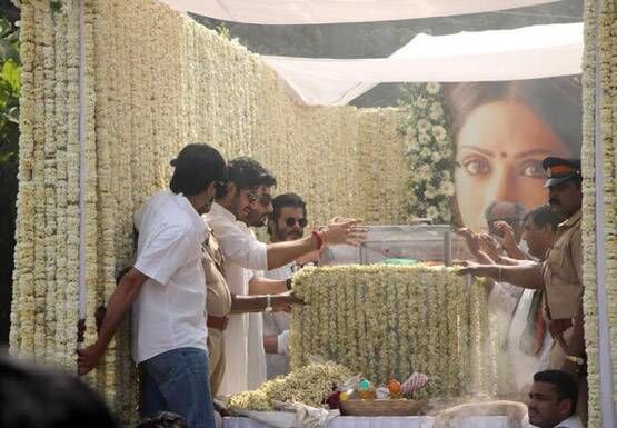 PHOTOS: ट्रक में श्रीदेवी के पार्थिव शरीर के पास खड़े दिखे अर्जुन कपूर