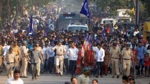 पुणे कोर्ट में 10 आरोपियों के खिलाफ 5 हजार पन्नों की चार्जशीट दायर पुणे कोर्ट में 10 आरोपियों के खिलाफ 5 हजार पन्नों की चार्जशीट दायर