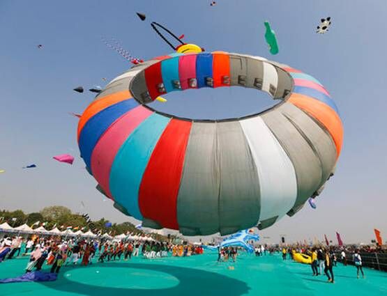 हजारों पतंगों से रंग-बिरंगा हुआ गुजरात का आसमां, देखें PHOTOS