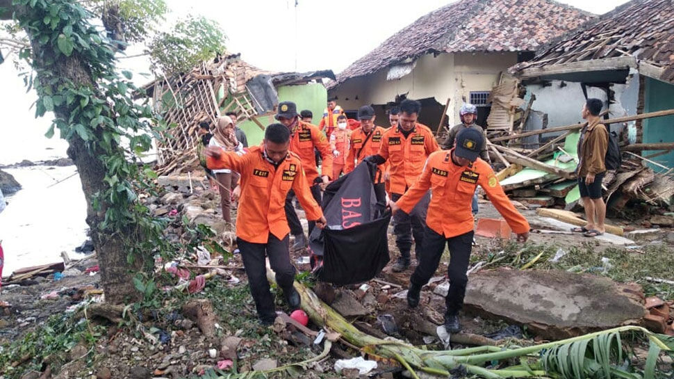 इंडोनेशिया : सुनामी के बाद बुरे हालात, भूखे-बीमार लोगों से ठसाठस भरे हैं शरणार्थी शिविर