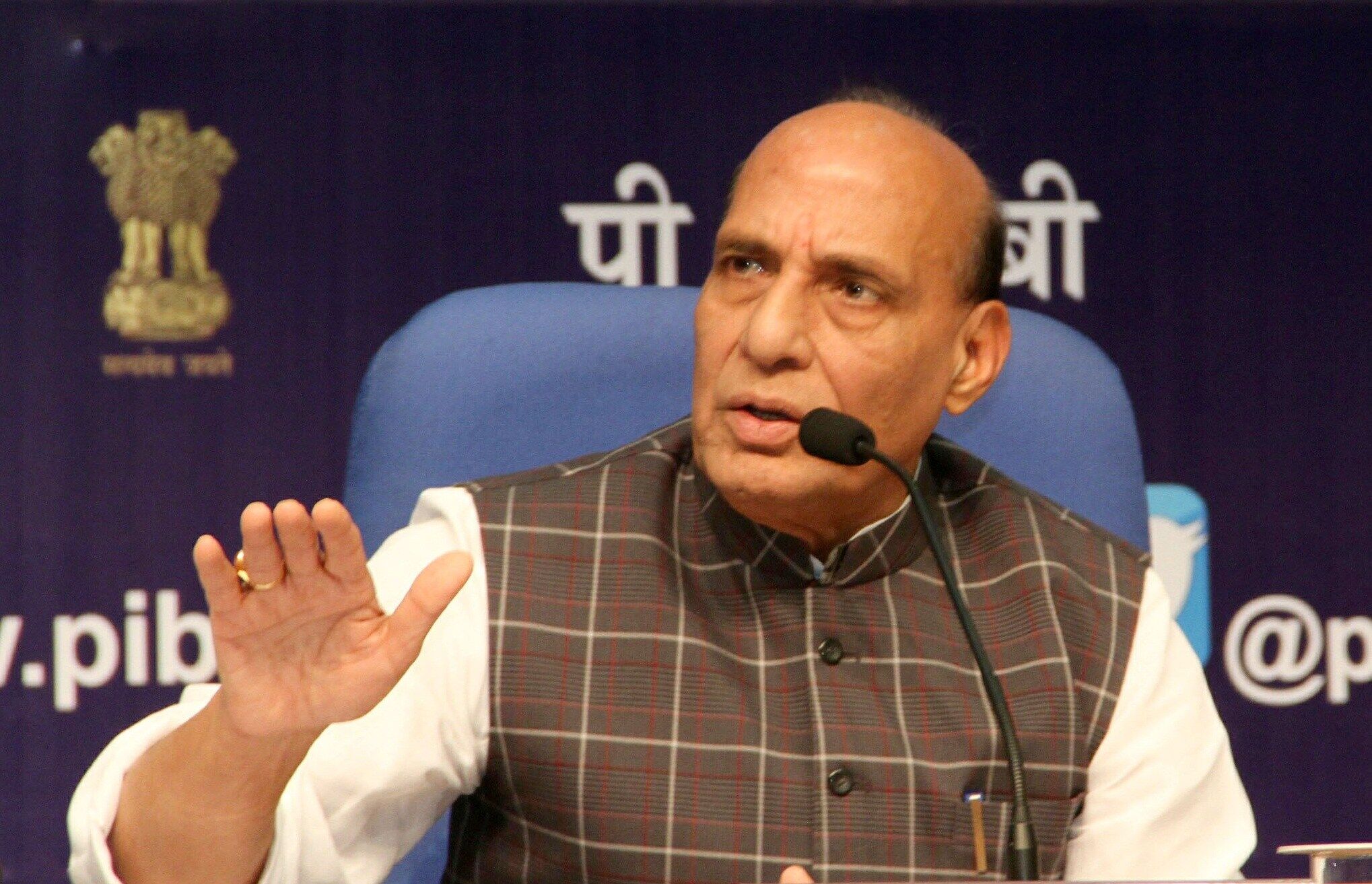 कश्मीर के युवाओं को भारत के खिलाफ भड़का रहा पाकिस्तान : राजनाथ