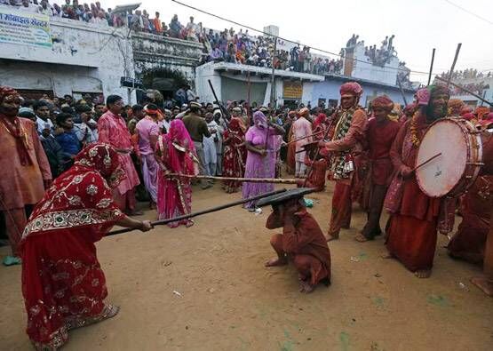 जानिए, बरसाना में क्यों और कैसे खेलते हैं लट्ठमार होली