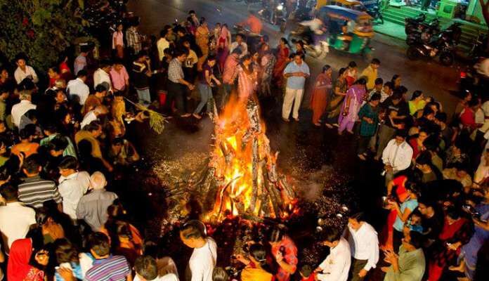 होलिका दहन के समय अपनी राशि के अनुसार करें यह उपाय, चमक जाएगा भाग्य