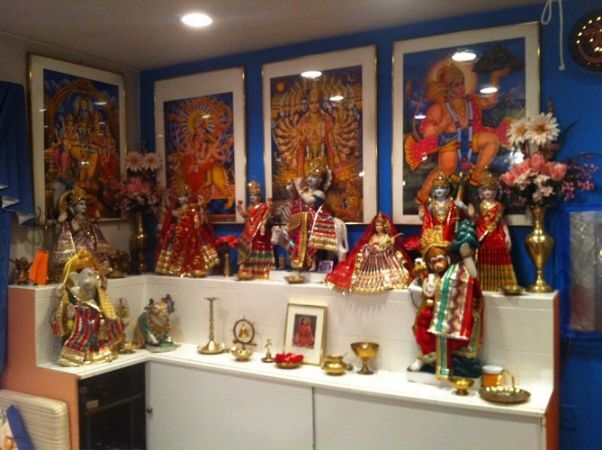 घर में मंदिर बनवाते समय भूलकर भी न करें ये गलतियां