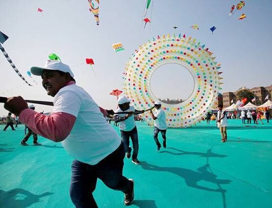 हजारों पतंगों से रंग-बिरंगा हुआ गुजरात का आसमां, देखें PHOTOS