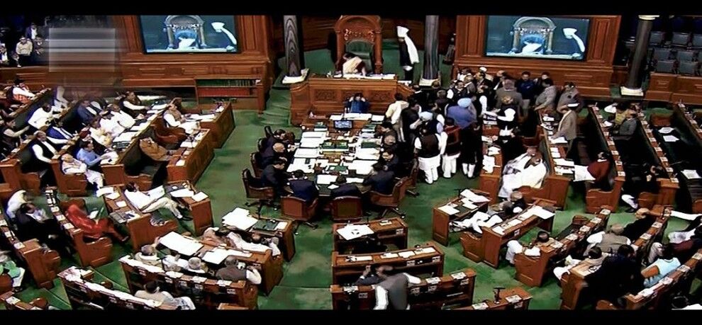 आज फिर संसद में हंगामे के आसार, कांग्रेस PM मोदी की माफी पर अड़ी