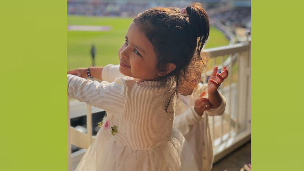 बेस्ट फ्रेंड के इंग्लैंड आते ही खुशी से नाचने लगीं धोनी की लाड़ली, देखे ये VIDEO