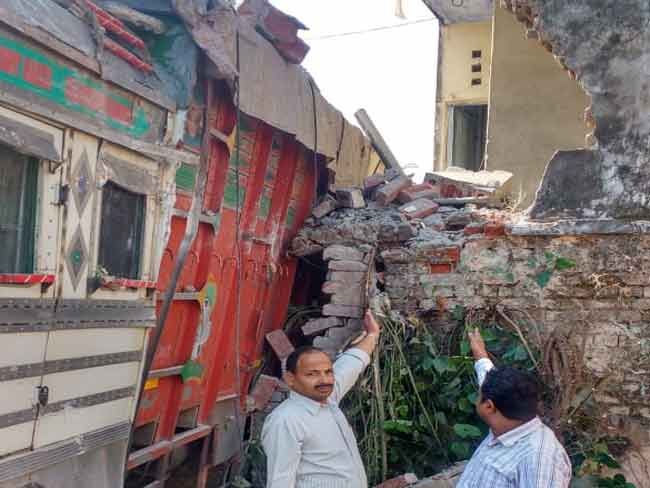 मकान में घुसा अनियंत्रित ट्रक, किस्मत से बची परिवार के सदस्यों की जान मकान में घुसा अनियंत्रित ट्रक, किस्मत से बची परिवार के सदस्यों की जान