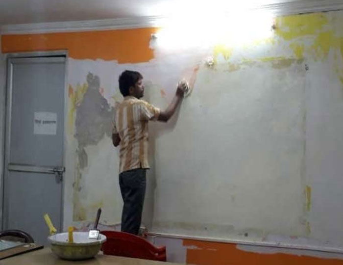UP कांग्रेस मुख्यालय के मीडिया सेंटर का फिर से बदला रंग, भगवा से हुआ सफेद