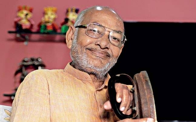 कोई भरता है पेट्रोल, कोई बेचता है पतंग और है कोई कबाड़ी ये है आपके PM मोदी का परिवार !!