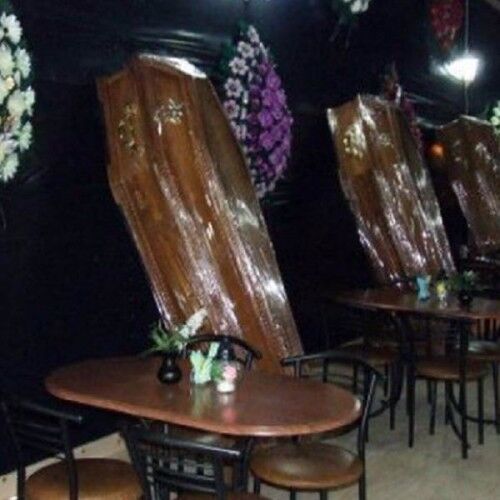 दिल हो मजबूत हो तभी इस रेस्तरां में जाएं, लाशें करेंगी आपकी स्वागत