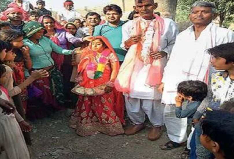 83 का दूल्हा 30 की दुल्हन, पहली पत्नी और दो बेटियां जमकर नाची, 12 गांवों को दावत 83 का दूल्हा 30 की दुल्हन, पहली पत्नी और दो बेटियां जमकर नाची, 12 गांवों को दावत
