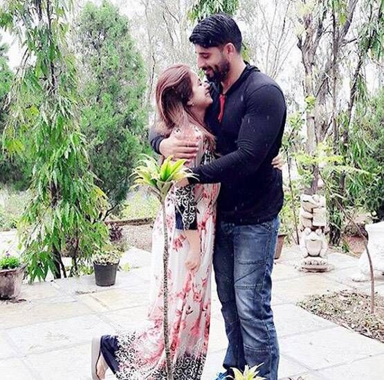 उर्मिला से 9 साल छोटे हैं उनके पति, ऐसे शुरू हुई थी प्रेम कहानी