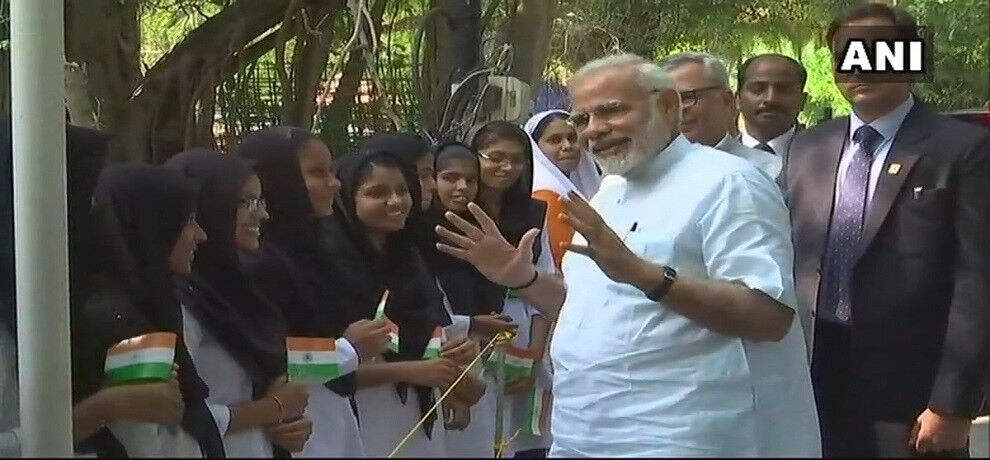 ओखी तूफान से जूझ रहे लक्षद्वीप का दौरा करने पहुंचे PM, पीड़ितों से की मुलाकात
