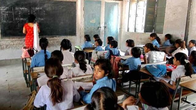 उत्तर प्रदेश में 11963 बेसिक शिक्षकों का एक से दूसरे जिले में तबादला
