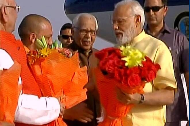 लखनऊ एयरपोर्ट पर पीएम मोदी का सीएम योगी ने किया स्वागत, दोनों साथ में पहुंचे मगहर