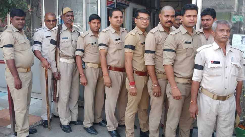 विवेक तिवारी मर्डरः आरोपी पुलिसकर्मी के खिलाफ सिपाहियों ने काली पट्टी बांधकर जताया अपना विरोध विवेक तिवारी मर्डरः आरोपी पुलिसकर्मी के खिलाफ सिपाहियों ने काली पट्टी बांधकर जताया अपना विरोध