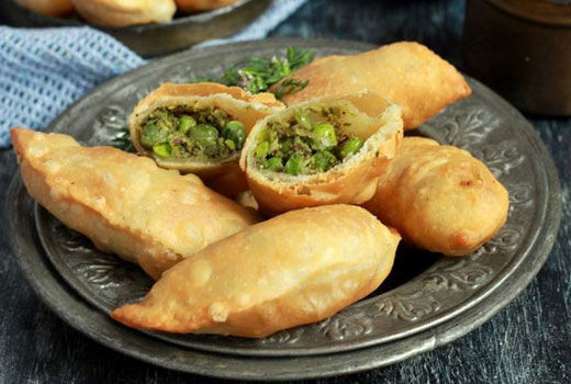 इस होली मटर की कचौड़ी नहीं, मटर की गुझिया बनाइए