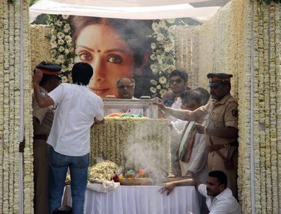 PHOTOS: ट्रक में श्रीदेवी के पार्थिव शरीर के पास खड़े दिखे अर्जुन कपूर