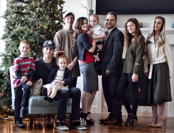 इस महिला की खूबसूरती बन चुकी है रहस्य, इस की उम्र आप बता पाएं तो कहलायेंगे बुद्धिमान