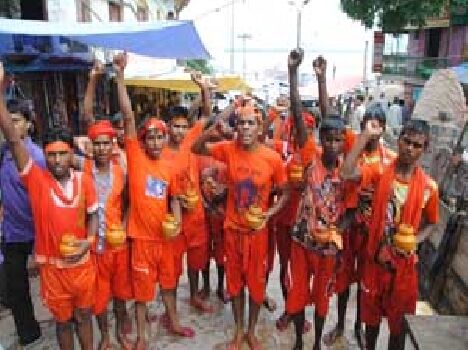 सावन के पहले दिन केसरिया हुई काशी, बाबा के दरबार में महिलाओं के साथ दुर्व्यवहार