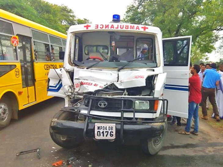 देवास के पास एंबुलेंस और कंटेनर की टक्कर, 9 घायल