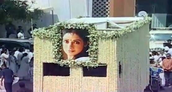 PHOTOS: ट्रक में श्रीदेवी के पार्थिव शरीर के पास खड़े दिखे अर्जुन कपूर