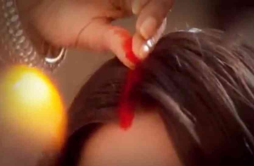 महिलाएं सिंदूर लगाते वक़्त रखें इन बातों का ध्यान नहीं तो, हो सकता है ये अमंगल