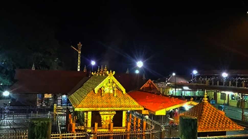 सबरीमाला मंदिर में सभी महिलाओं को प्रवेश मिलेगा | SC ने कहा- मंदिर के रिवाज हिंदू महिलाओं के खिलाफ