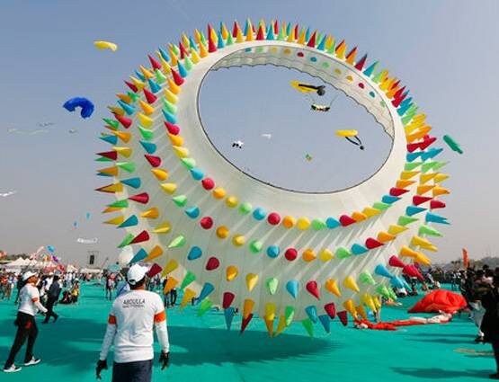 हजारों पतंगों से रंग-बिरंगा हुआ गुजरात का आसमां, देखें PHOTOS