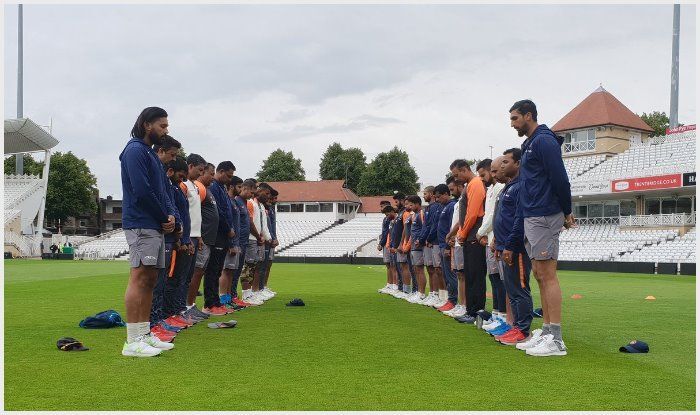 इंग्लैंड में टीम इंडिया ने पूर्व कप्तान अजीत वाडेकर को दी श्रद्धांजलि, रखा 2 मिनट का मौन इंग्लैंड में टीम इंडिया ने पूर्व कप्तान अजीत वाडेकर को दी श्रद्धांजलि, रखा 2 मिनट का मौन