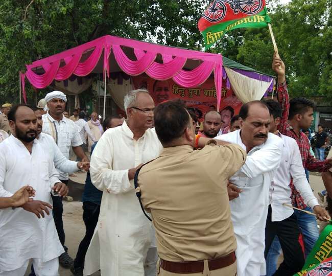 मुगलसराय में हुआ लाठीचार्ज, भीड़ तितर-बितर करने के लिए छोड़े आंसू गैस के गोले