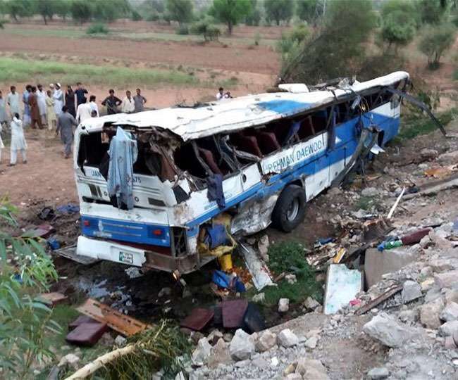 पश्चिमोत्तर पाकिस्तान में बस और टैंकर में भीषण टक्कर, 20 की मौत