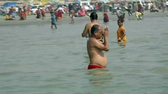 मकर संक्रांति: गंगासागर में नहाने पहुंचे लाखों श्रद्धालु, देखें PHOTOS