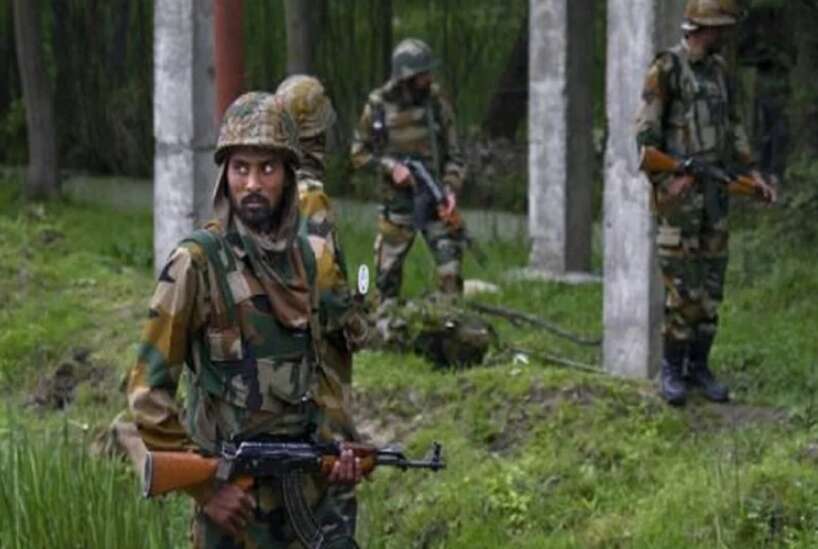 J&K: अनंतनाग में सुरक्षाबलों और आतंकियों के बीच मुठभेड़, 2 आतंकियों को मार गिराया