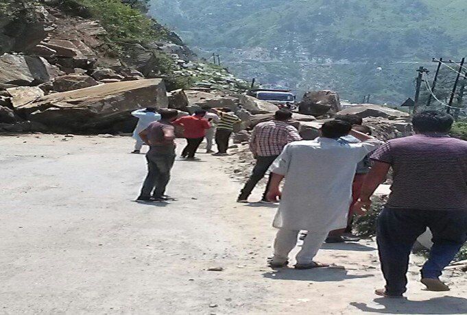 चारधाम यात्रा 2018: बदरीनाथ हाईवे पर गिरा पहाड़, यात्रा रुकी, दोनों ओर यात्री फंसे