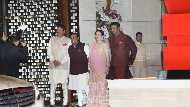 ईशा की सगाई में नीता अम्बानी ने किया श्रीदेवी के गाने पर डांस, मुकेश की तो नजरें नहीं हटी