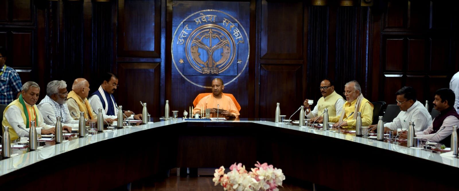पहली ही मीटिंग में योगी ने दी पब्लिक लाइफ की टिप्स, मंत्रियों की प्रोफेशनल ट्रेनिंग के लिए प्रस्ताव बनाने के निर्देश