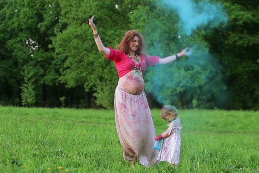 Holi 2018: प्रेग्नेंट महिलाएं भी ले सकती हैं रंगों का मजा, बस ख्याल रहे इन बातों का