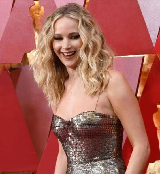 वाइन का ग्लास लिए ऑस्कर अवॉर्ड समारोह में पहुंची ये एक्ट्रेस