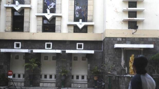इंडोनेशिया: तीन चर्च में आत्मघाती हमले, अब तक 6 लोगों की मौत
