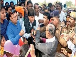 चुनाव बना जंग का मैदान, भाजपाई और कांग्रेसी आमने-सामने, जमकर हुई धक्कामुक्की-फटे कपड़े