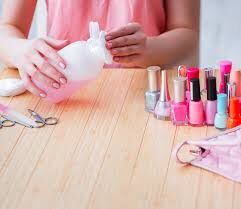 नेल रिमूवर का उपयोग इन कामों में भी कर सकती हैं आप