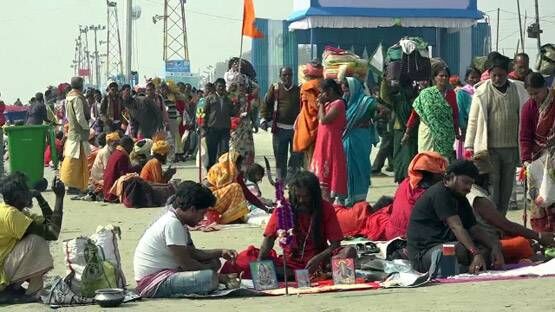 मकर संक्रांति: गंगासागर में नहाने पहुंचे लाखों श्रद्धालु, देखें PHOTOS