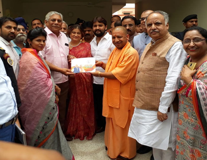 लखनऊ: संपर्क फॉर समर्थन अभियान के तहत CM योगी मिले इन छह विभूतियों से