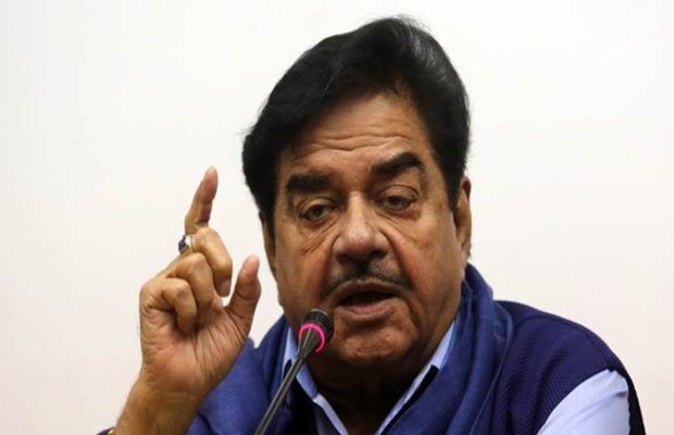 शत्रुघ्न ने किया PM मोदी पर तंज, कहा- PM बनने से कोई बुद्धिमान नहीं हो जाता