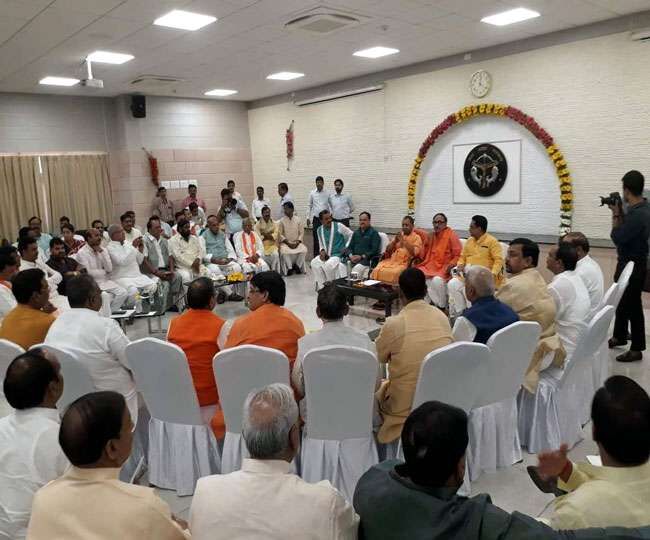 CM योगी आदित्यनाथ ने प्रदेश के नवनिर्वाचित सांसदों को भोज पर बुलाया, दी बधाई