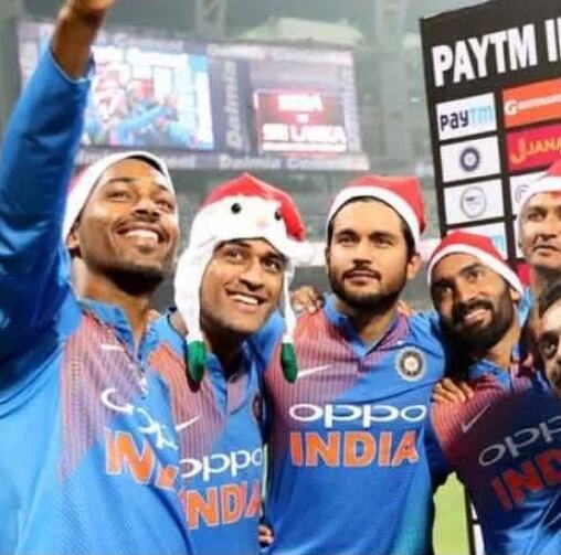INDvSL: टीम इंडिया ने जीत के बाद की क्रिसमस पार्टी, सैंटा क्लॉज बने एमएस धोनी
