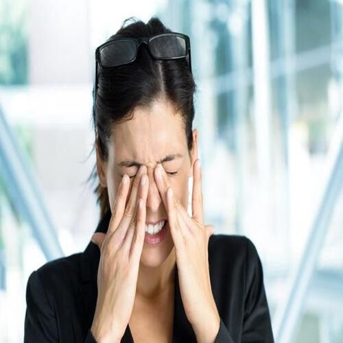 कम्प्यूटर के सामने बैठे-बैठे करें ये छोटी सी एक्सरसाइज, आंखों की जलन हो जाएगी दूर