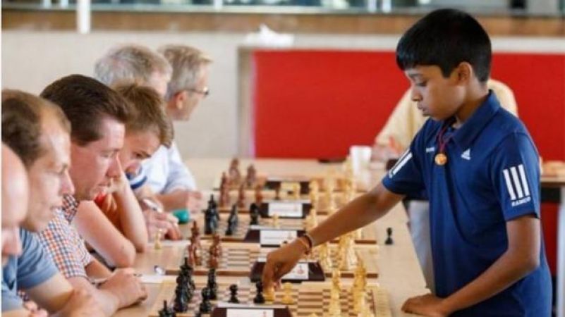 विश्वनाथन आनंद को पीछे छोड़ 12 साल के खिलाड़ी ने बनाया विश्व रिकॉर्ड